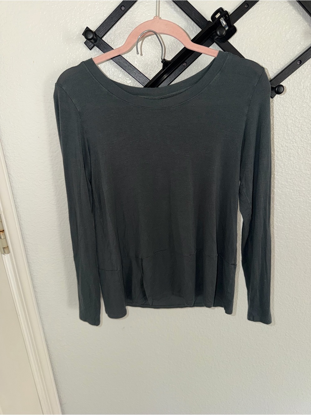 Beyond Yoga Long Sleeve Crewneck Top Women’s Small Black Made in USA - Picture 2 of 4